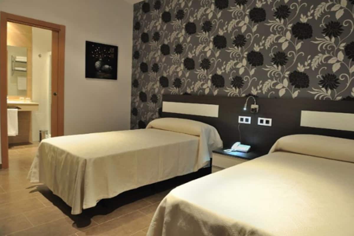 Eenpersoonskamer | Een bureau, gratis babybedden, extra bedden, gratis wifi