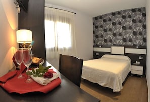 Desk, free cribs/infant beds, rollaway beds, free WiFi - Hotel Daymiel (Daimiel)
