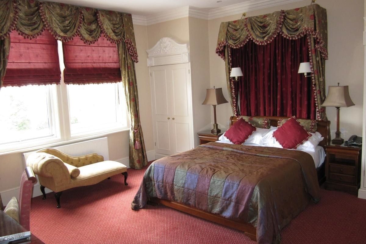 Desk, iron/ironing board, WiFi (free), bed sheets