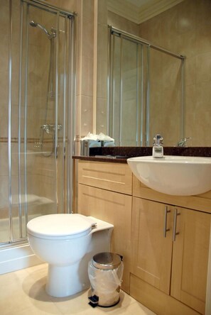 Baignoire et douche séparées, articles de toilette gratuits