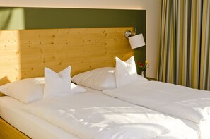 Dobbeltrom – comfort | Skrivebord, blendingsgardiner, wi-fi (inkludert) og sengetøy