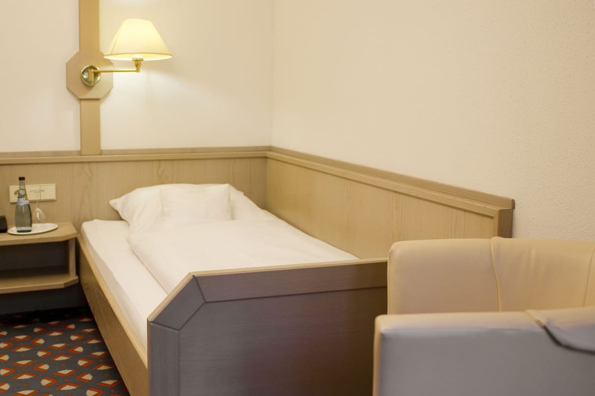 Classic Single Room | 1 bedroom, desk, blackout drapes, free WiFi