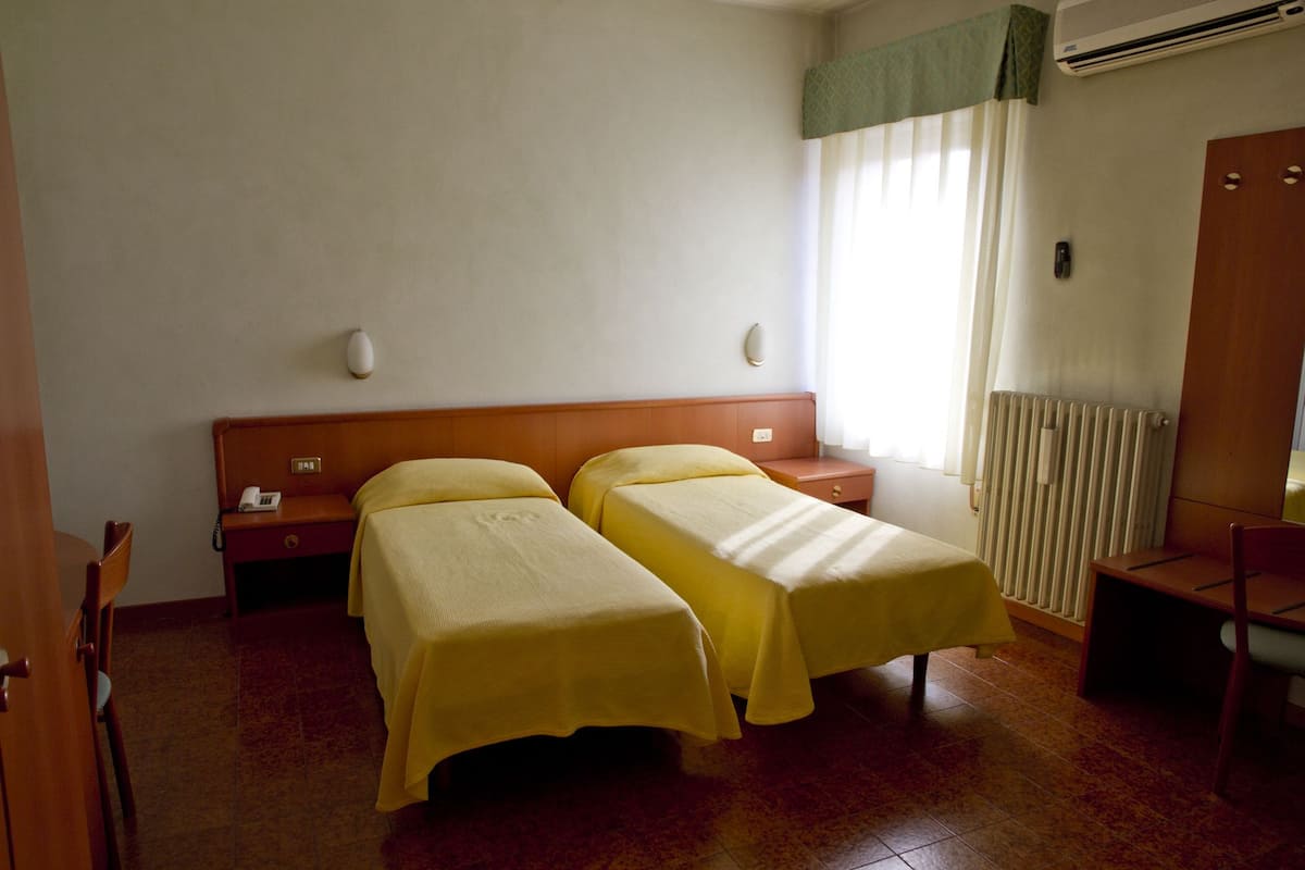 Twin kamer, 2 eenpersoonsbedden | Een minibar, een kluis op de kamer, een bureau, geluiddichte muren