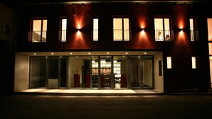 住宿正面 (夜晚)