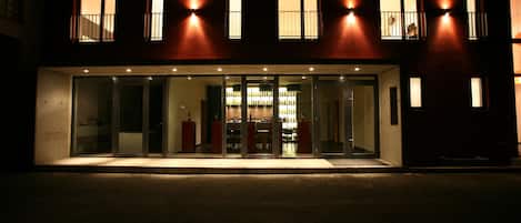 Fachada del alojamiento - Noche