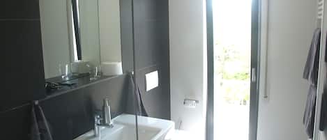 Deluxe-Doppelzimmer | Badezimmer | Dusche, Regendusche, Haartrockner, Handtücher