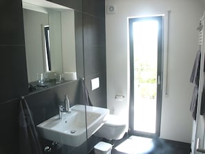 Deluxe Double Room | Bathroom | Shower, rainfall showerhead, hair dryer, towels - Weingut Seck (Dolgesheim)