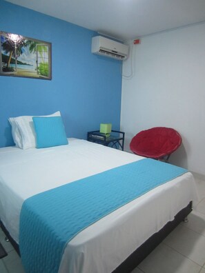 Chambre Standard double, 1 lit double, salle de bain privée (3rd Floor) | Fer et planche à repasser, accès au Wi-Fi (inclus)