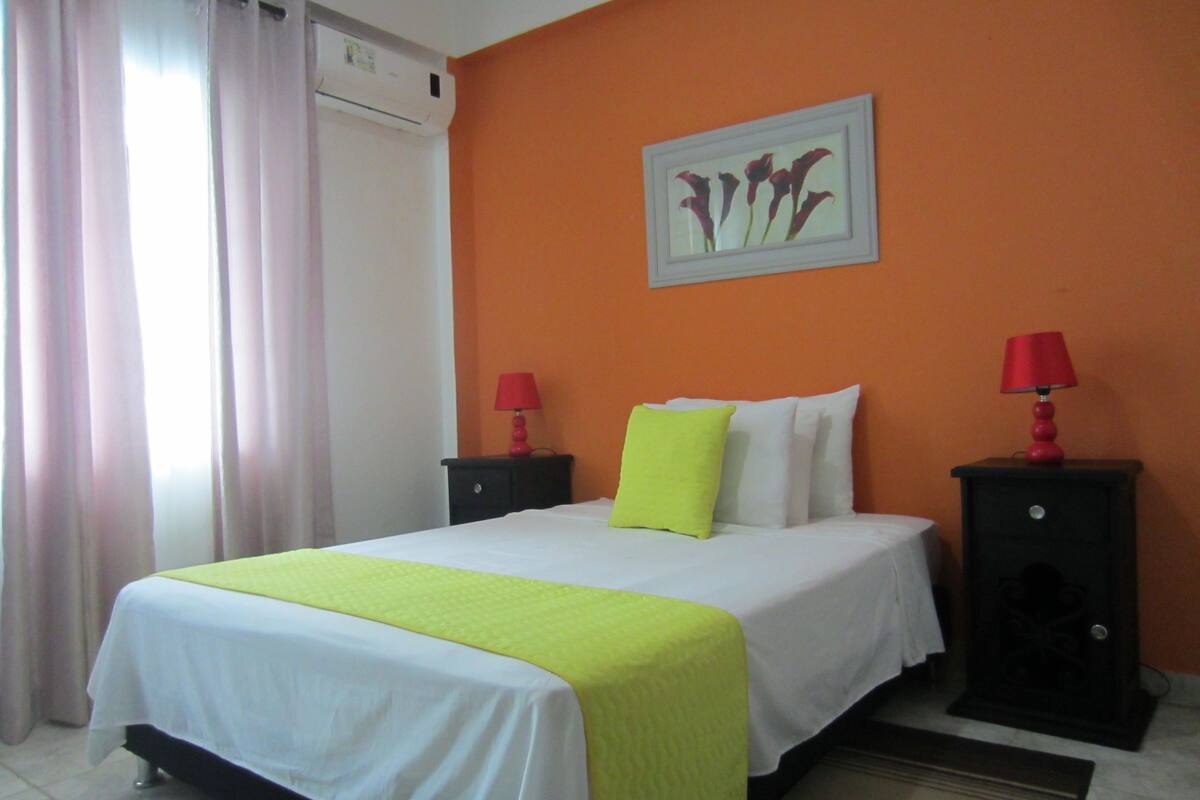 Habitación Deluxe, 1 habitación, baño privado (6 Beds + 1 Sofa Bed) | Tabla de planchar con plancha y wifi gratis