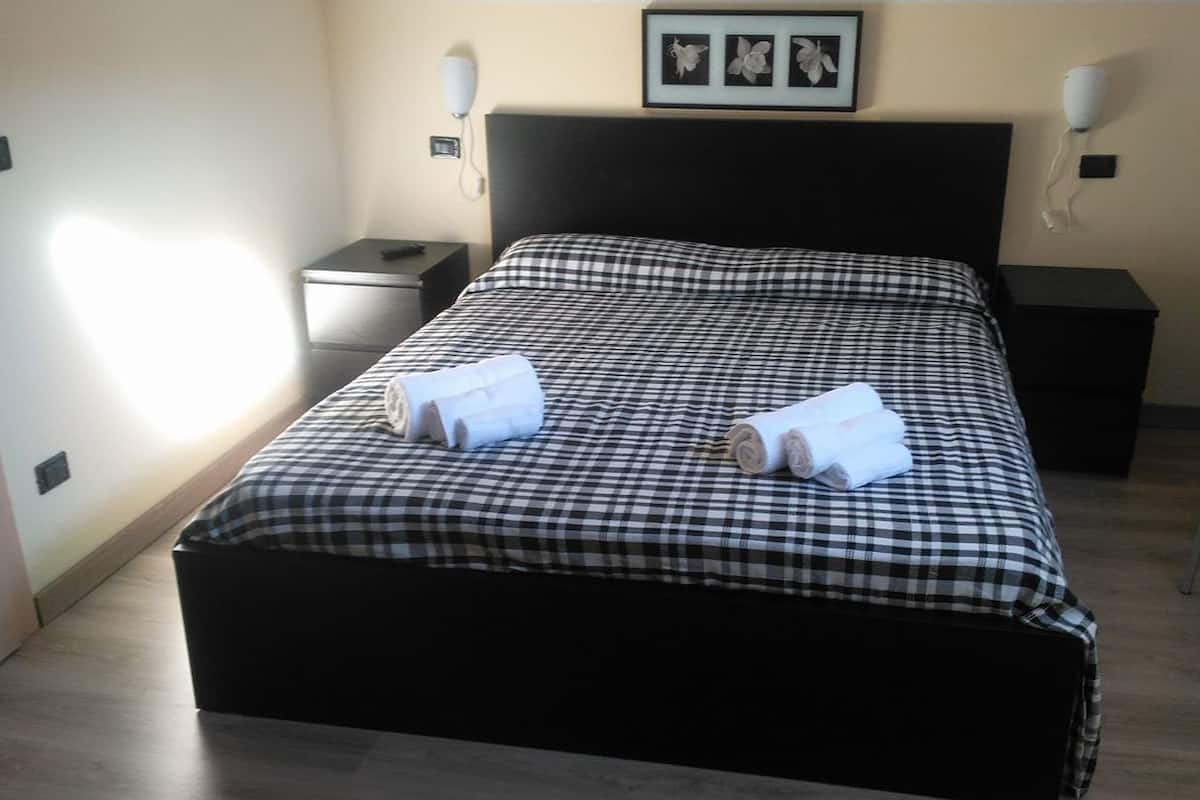 Habitación triple | 1 habitación, ropa de cama de alta calidad, escritorio y insonorización