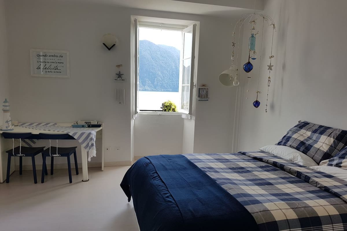 Ropa de cama de alta calidad, escritorio, wifi gratis y ropa de cama
