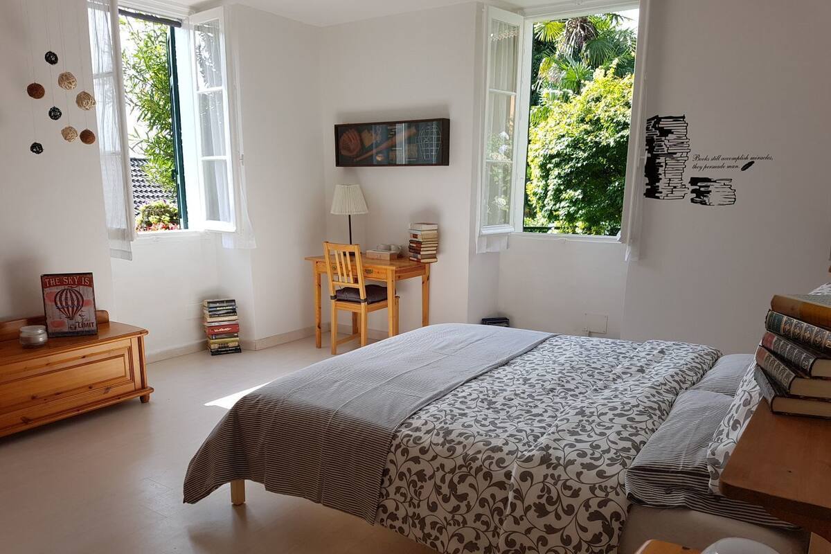 Ropa de cama de alta calidad, escritorio, wifi gratis y ropa de cama