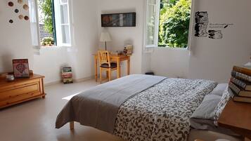 Chambre Double, 1 grand lit, salle de bains commune, vue lac