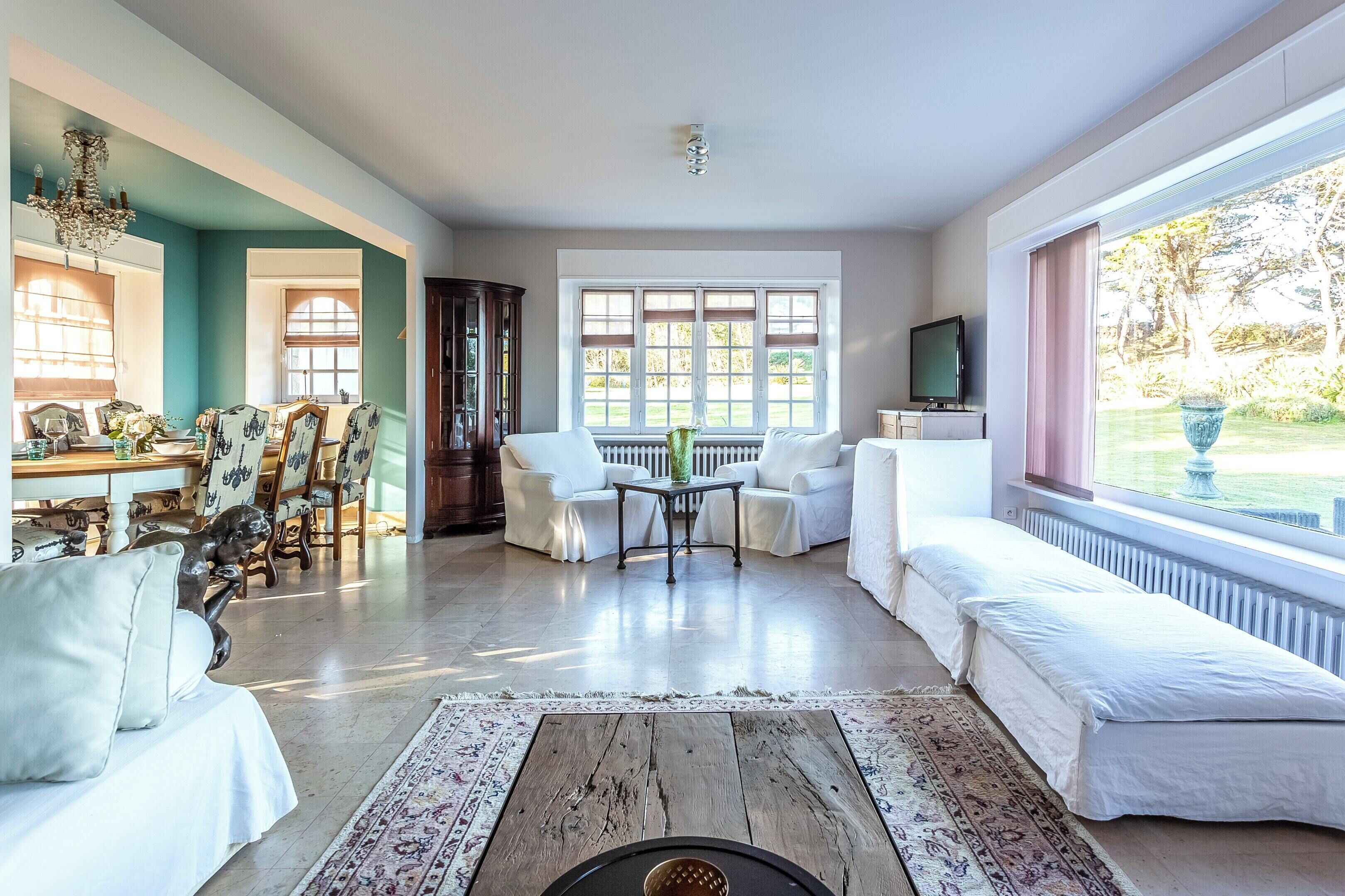 Televisie, een open haard en een dvd-speler