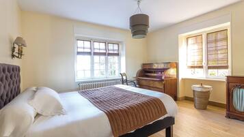 4 bedrooms, iron/ironing board, travel crib, free WiFi