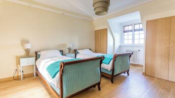 4 chambres, fer et planche à repasser, lit parapluie, Wi-Fi gratuit