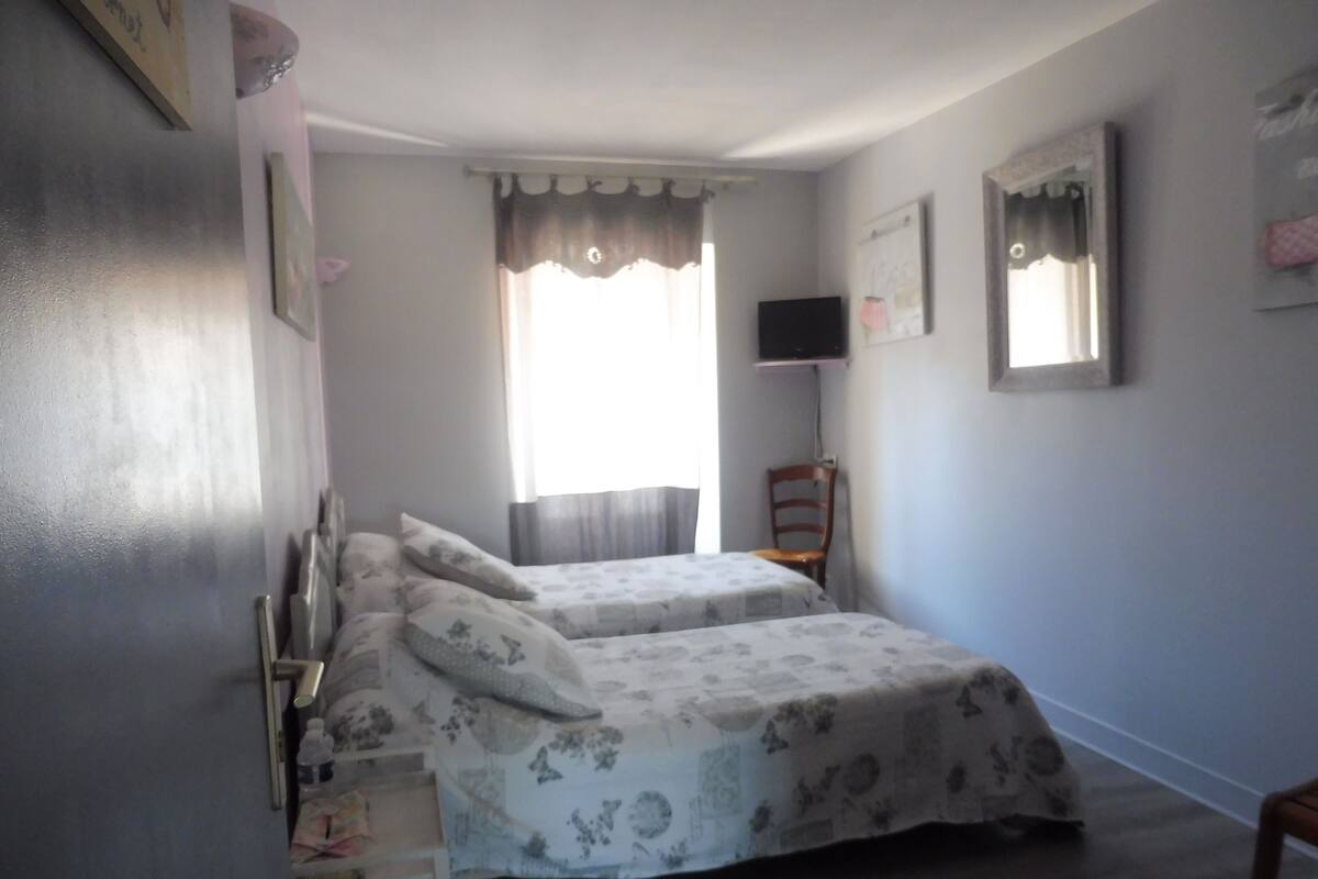 Zweibettzimmer (Cabernet) | Individuell dekoriert, individuell eingerichtet, Verdunkelungsvorhänge