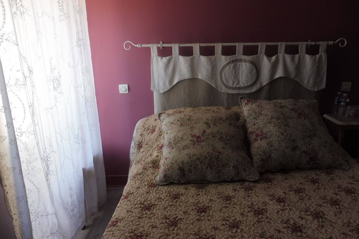 Doppelzimmer (Merlot) | Individuell dekoriert, individuell eingerichtet, Verdunkelungsvorhänge
