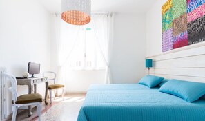 Habitación doble | Caja fuerte, escritorio, wifi gratis y ropa de cama