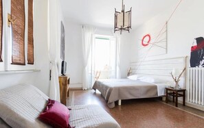 Habitación doble, balcón | Caja fuerte, escritorio, wifi gratis y ropa de cama