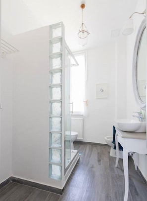 Suite | Badezimmer | Dusche, Regendusche, Haartrockner, Bidet