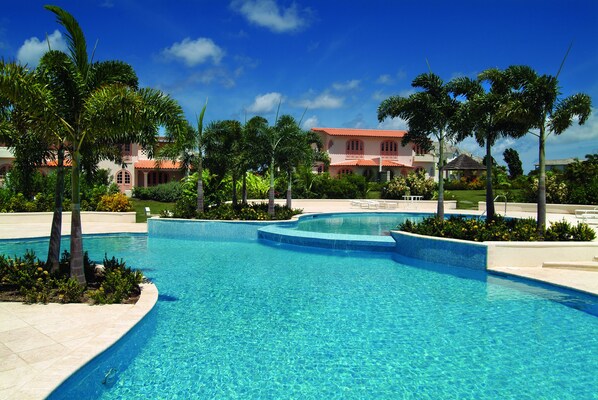 Utomhuspool och solstolar