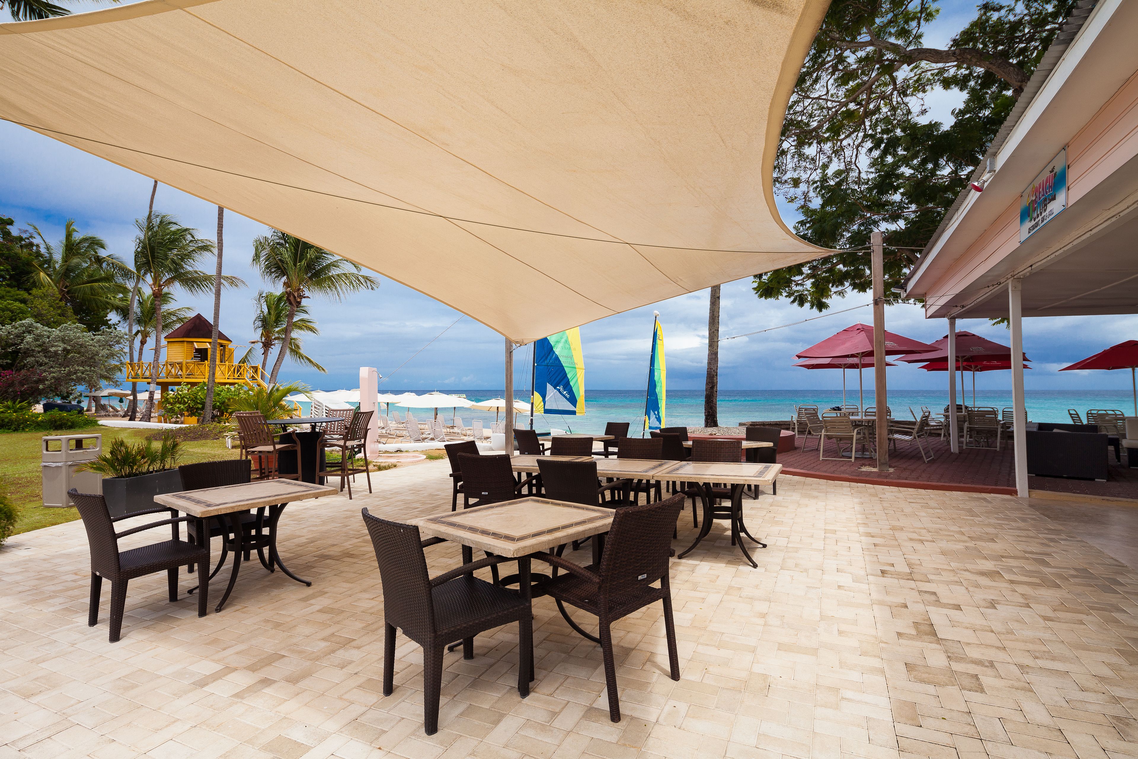 بالقرب من الشاطئ، كراسي للتشمس، مظلات الشاطئ، بار على الشاطئ