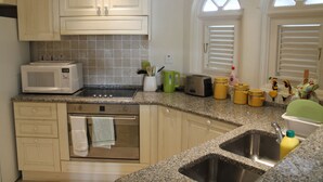 Full-sized fridge, microwave, oven, stovetop - Sugar Hill Tennis Village B306 by Altman (Holetown)