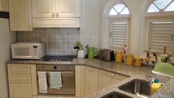 Full-size fridge, microwave, oven, stovetop