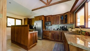 Vila Deluks, beberapa kamar, kolam renang pribadi, tepi gunung | Dapur pribadi | Lemari es, microwave, mesin pembuat kopi/teh, dan pemanggang roti