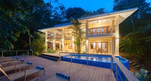 Bagian depan properti - sore/malam