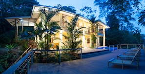 Bagian depan properti - sore/malam