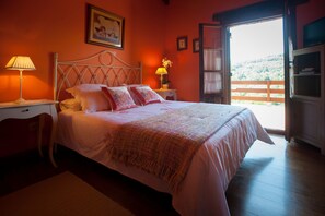 Habitación básica doble | Cortinas blackout, wifi gratis y ropa de cama 