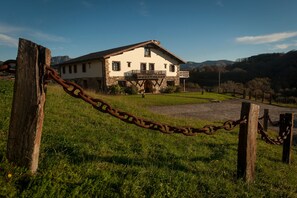 Vista frontal de la propiedad