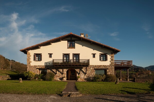 Vista frontal de la propiedad