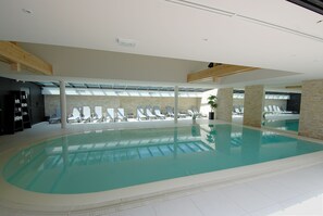 Innenpool, geöffnet von 07:30 Uhr bis 21:00 Uhr, Liegestühle