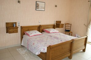 Twin Room | Blackout drapes, free WiFi, bed sheets - Le Relais Postal B&B (Noues de Sienne)