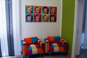 4 人部屋 | リビング エリア | 薄型テレビ