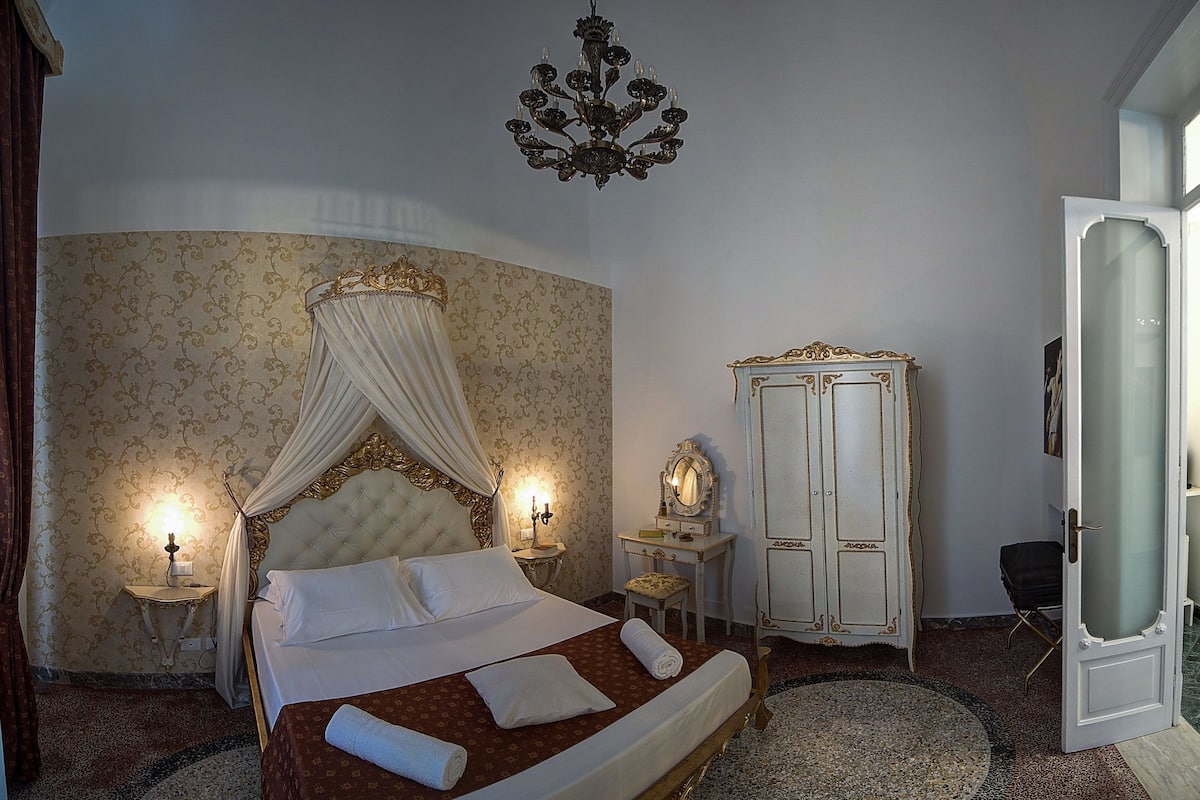 1 bedroom, premium bedding, minibar, in-room safe
