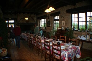 Déjeuner continental (7 EUR par personne)