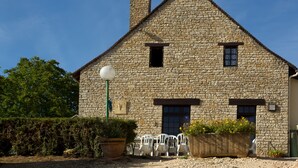 A stone building with a pitched roof, a chimney, and a small window. - Domaine des Garennes (Nadaillac)