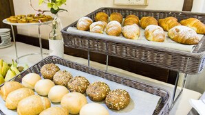 En buffé med ett urval av olika bakverk, inklusive frallor, croissanter och andra söta bakelser.