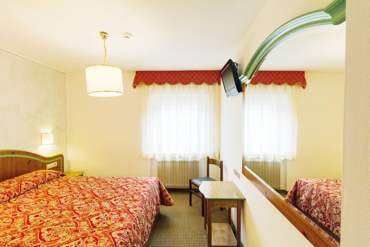 Double or Twin Room | In-room safe, desk, cribs (free), WiFi (free)