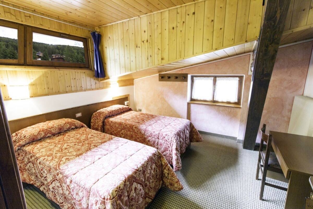 Single Room | In-room safe, desk, cribs (free), WiFi (free)