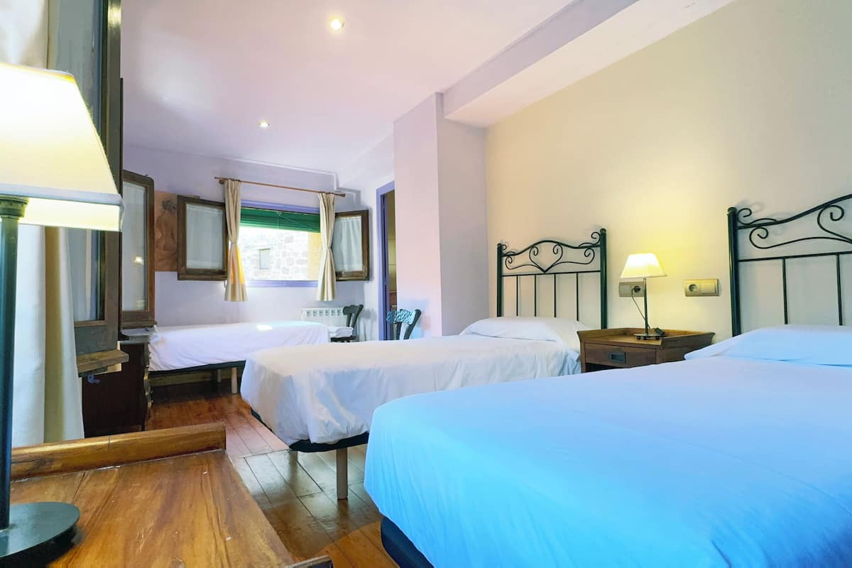 Chambre triple | Accès au Wi-Fi (inclus), décor unique, ameublement unique