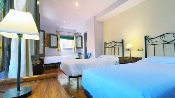 Triple Room ( 3 Single beds ) | WiFi (free), individually decorated, individually furnished, bed sheets