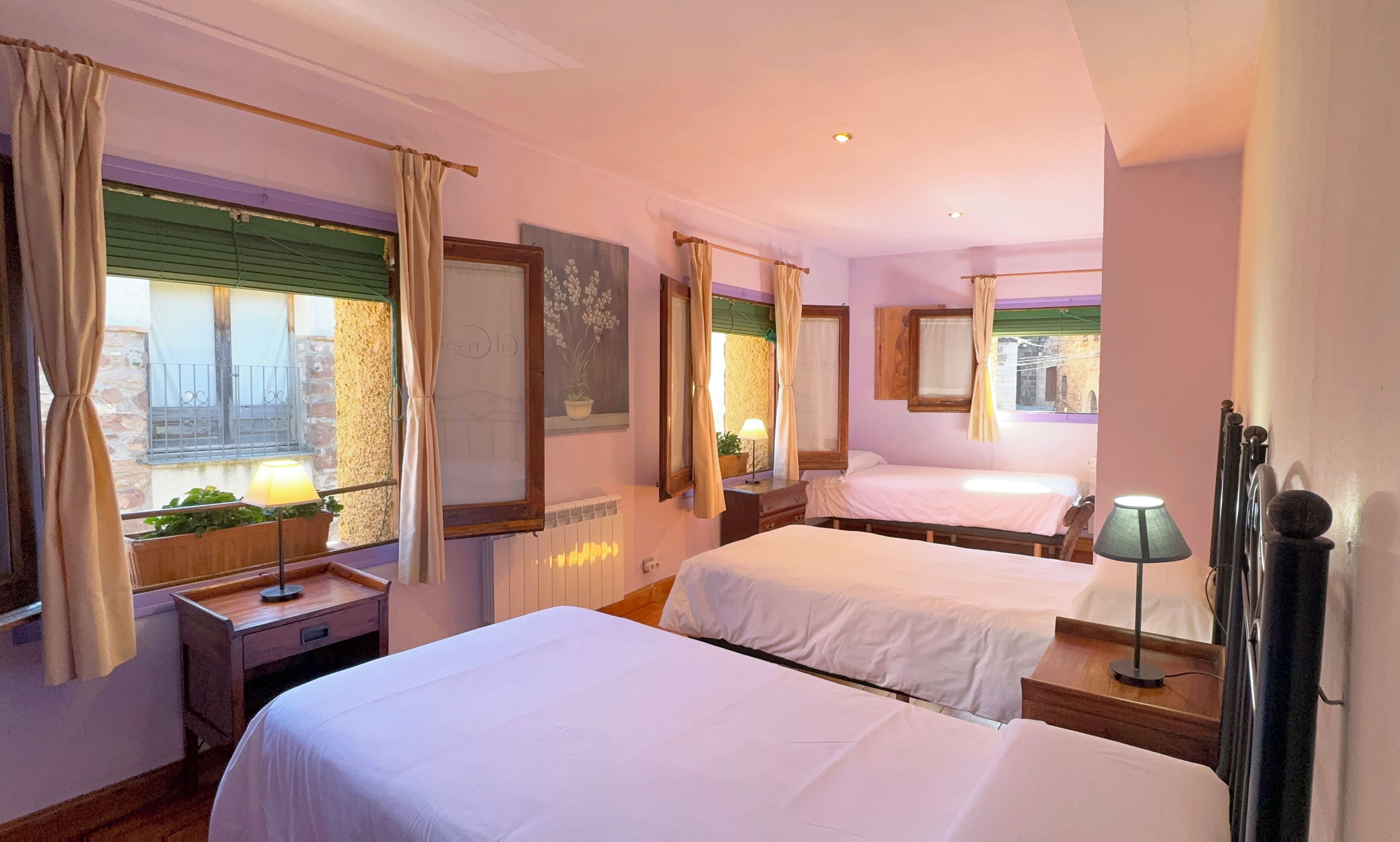 Decoración individual, mobiliario individual, wifi gratis y ropa de cama