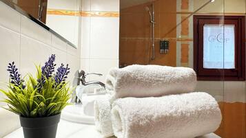 Quadruple Room | Bathroom | Combined shower/bathtub, free toiletries, hair dryer, towels