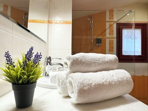 Quadruple Room | Bathroom | Combined shower/bathtub, free toiletries, hair dryer, towels - Cal Crispí (Prades)