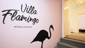 Pared com o texto "Villa Flamingo" e o contorno de um flamingo.